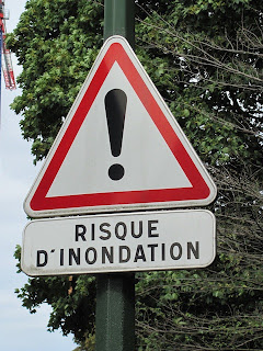 Triangular sign with exclamation point in the center and the words "Risque d'inondation" underneath